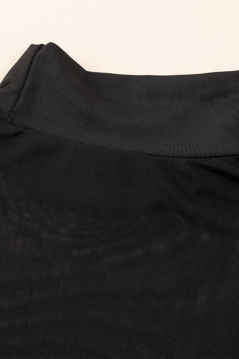 Crna mrežasta majica dugih rukava s visokim ovratnikom i naborima