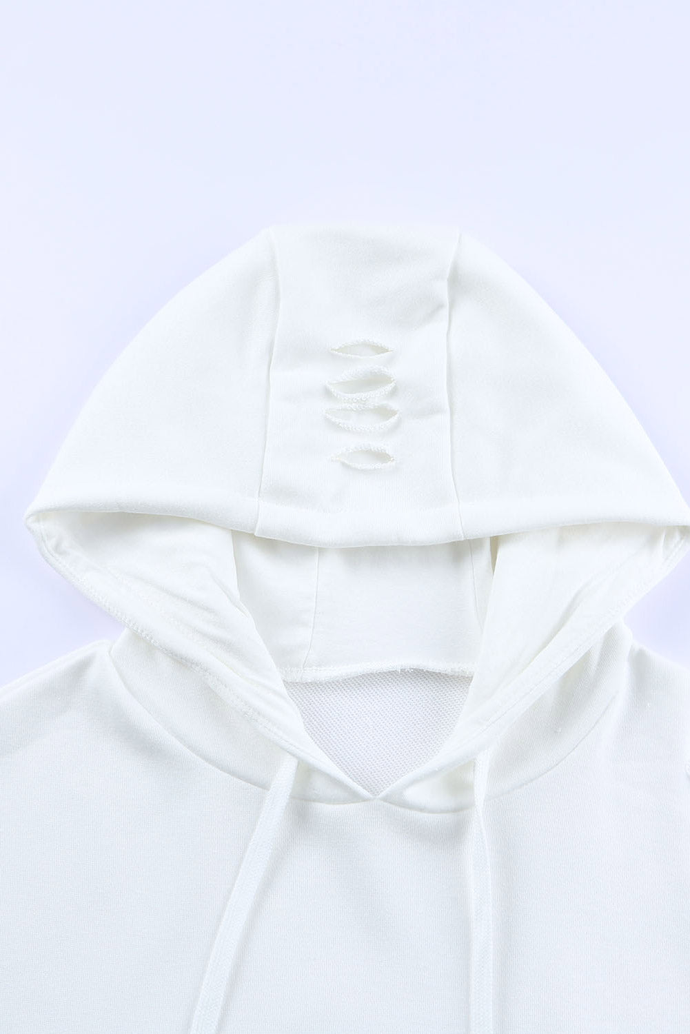 Bijela jednobojna poderana majica s kapuljačom i klokaničkim džepom