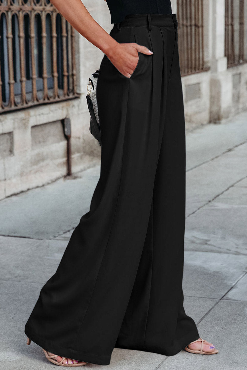 Crne plisirane elegantne hlače širokih nogavica