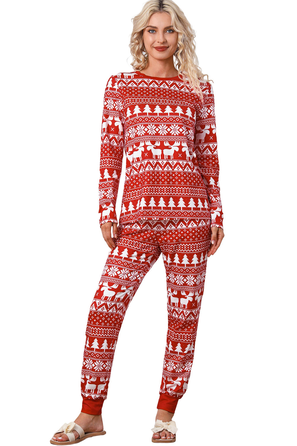 Vatreno crveni pulover sa sobovima božićnog drvca i dnevni set hlača