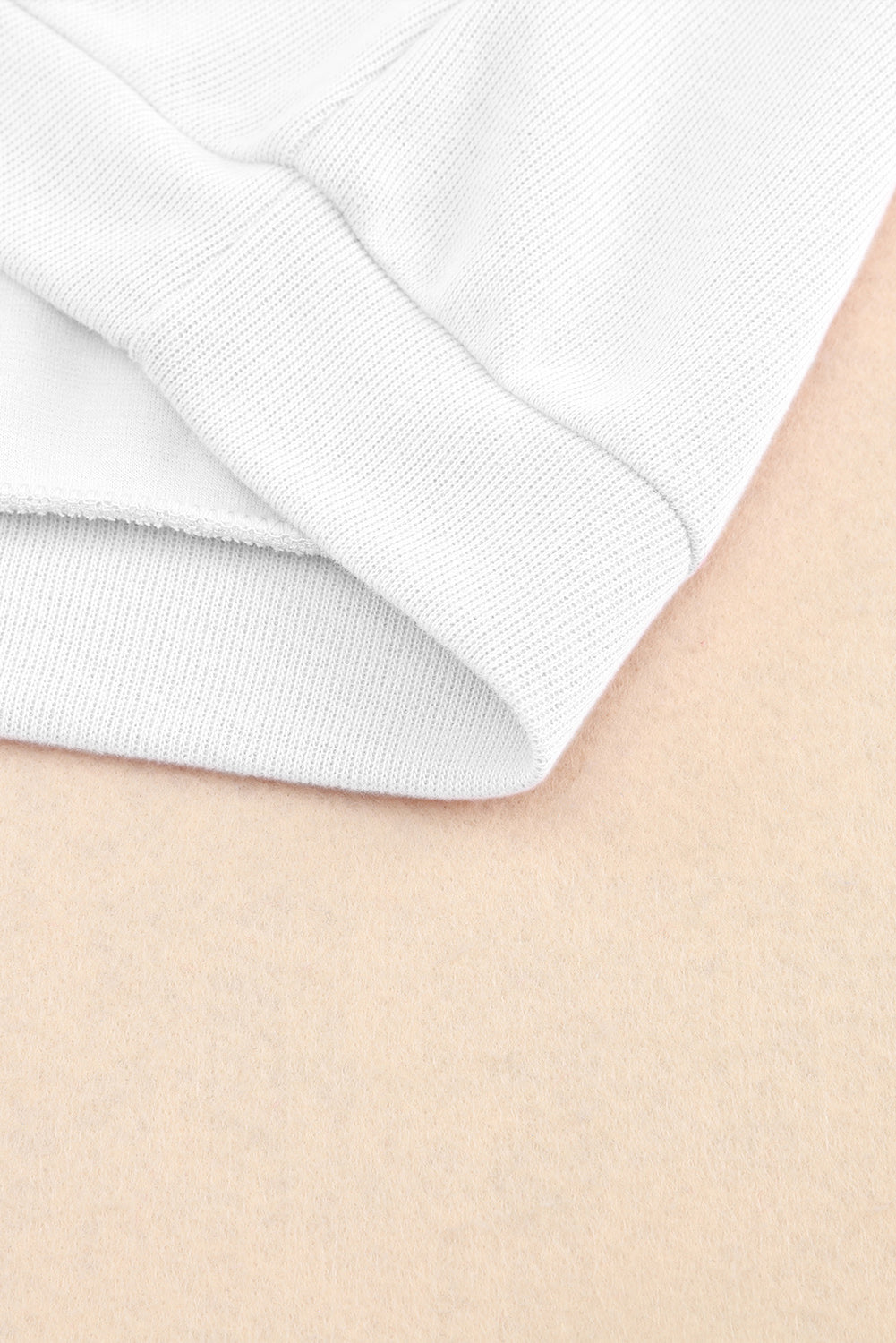 Bijela pletena bluza s manžetama s gumbima i V izrezom