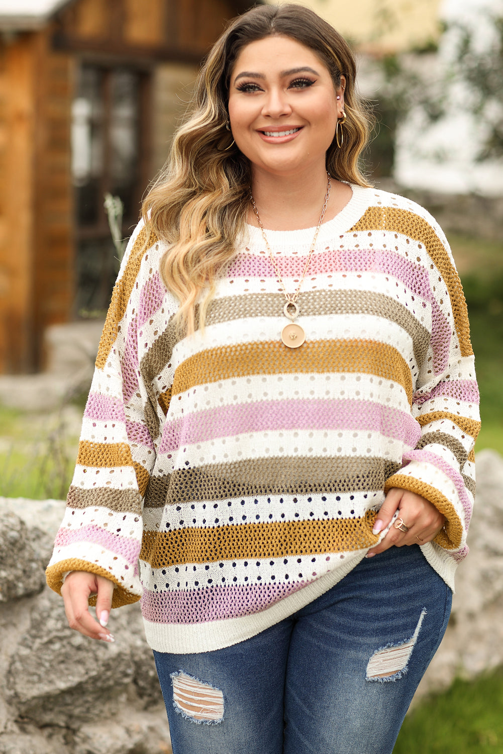 Višebojni pleteni široki pulover s prugama i šupljinama veće veličine