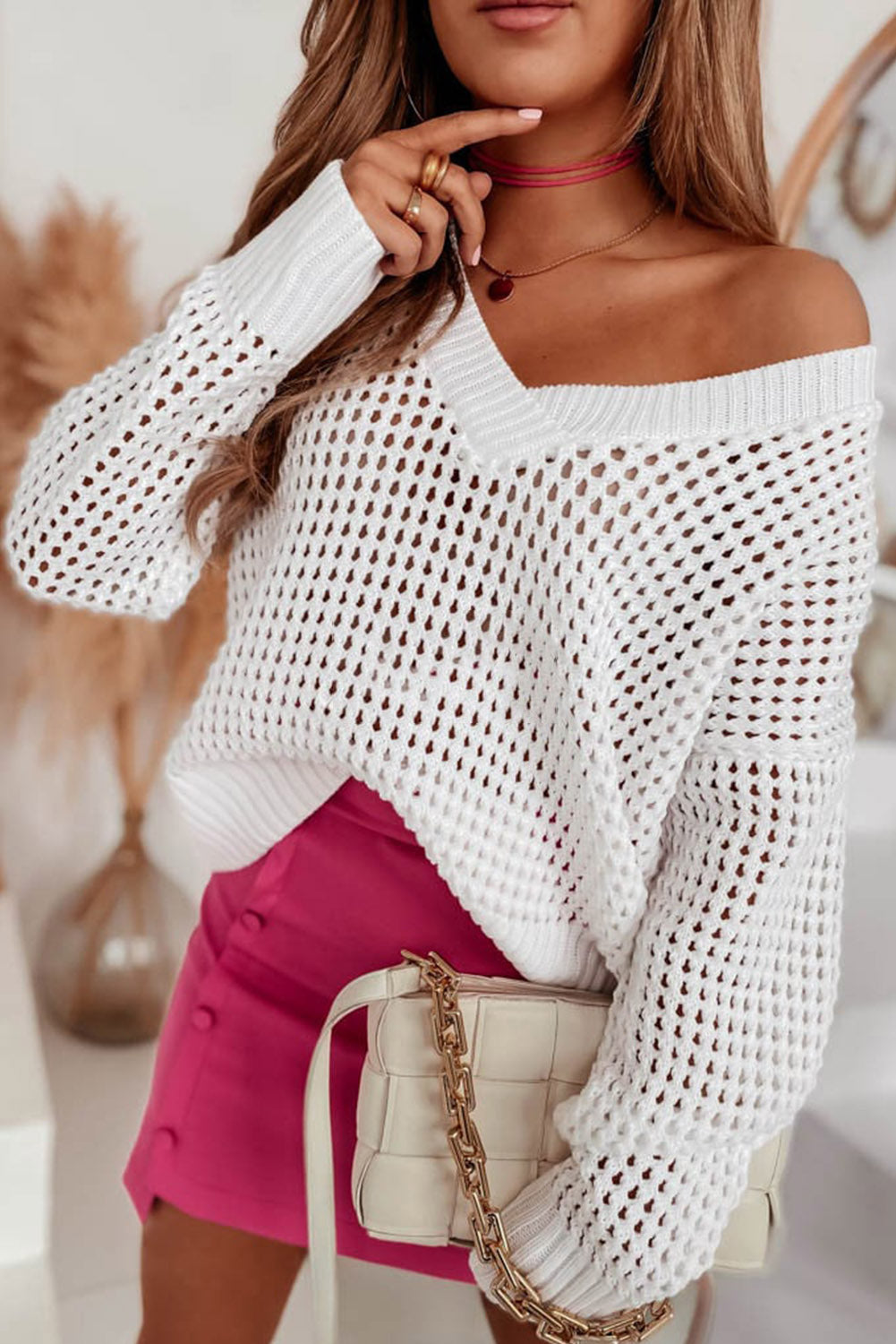 Bijeli izdubljeni pleteni široki pulover s V izrezom