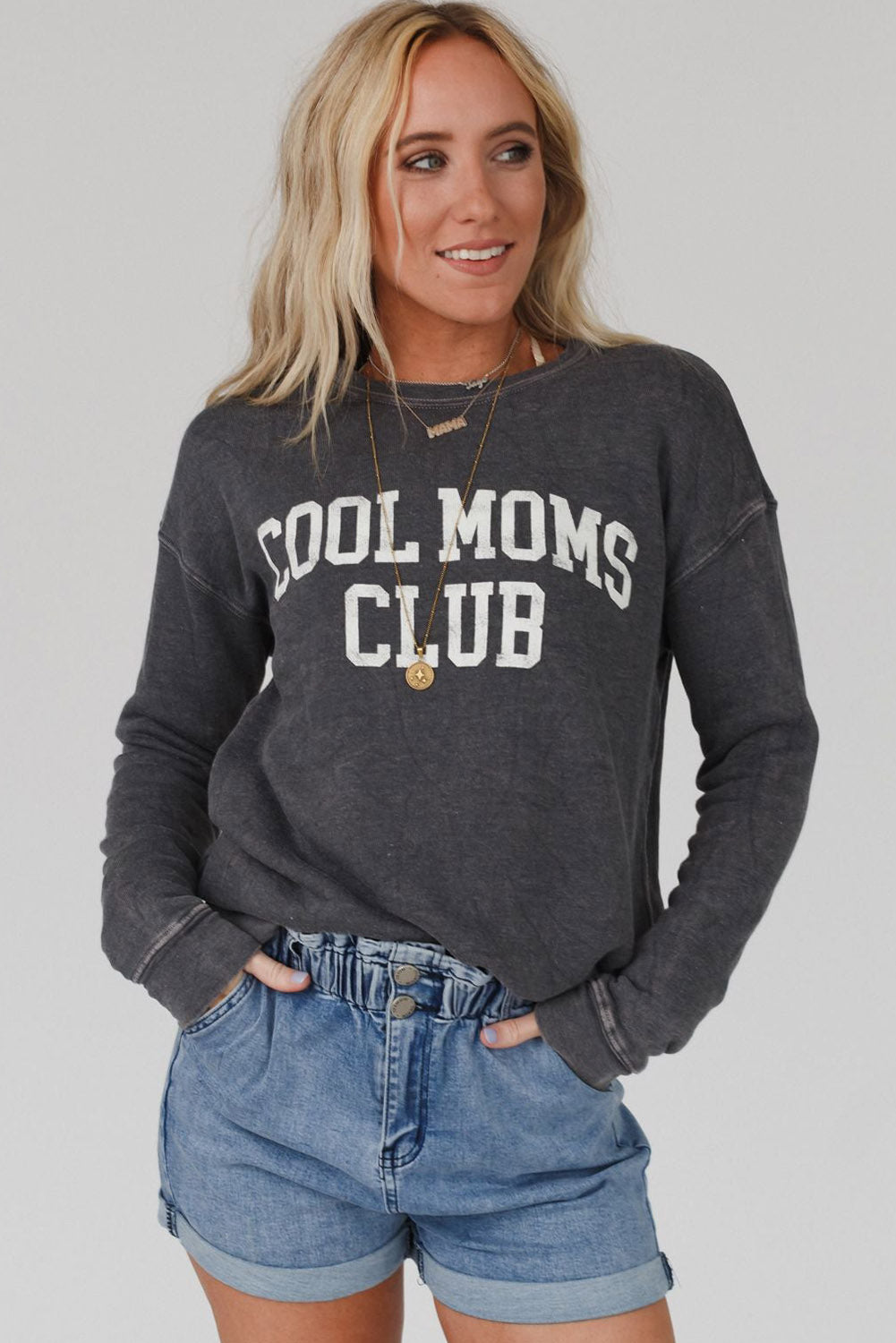 Siva majica na spuštena ramena COOL MOMS CLUB