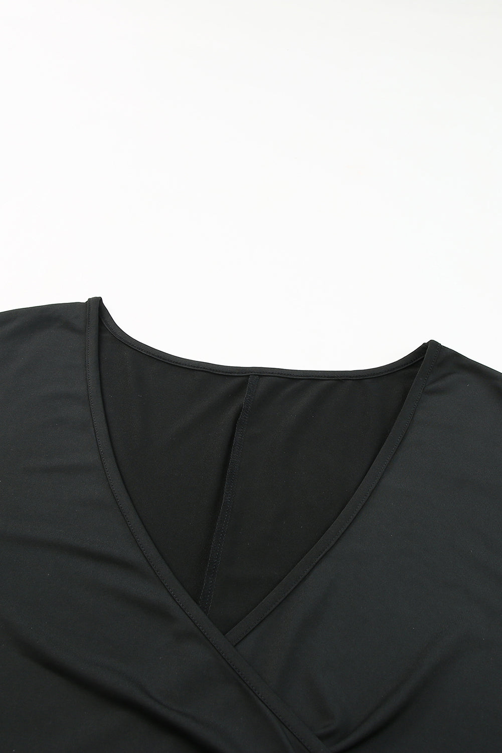 Crna mini haljina s naborima i kratkim rukavima u crnoj veličini
