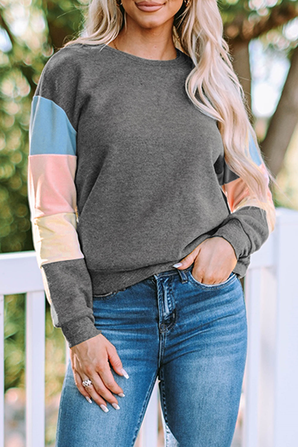 Siva pulover dugih rukava s blokovima boja