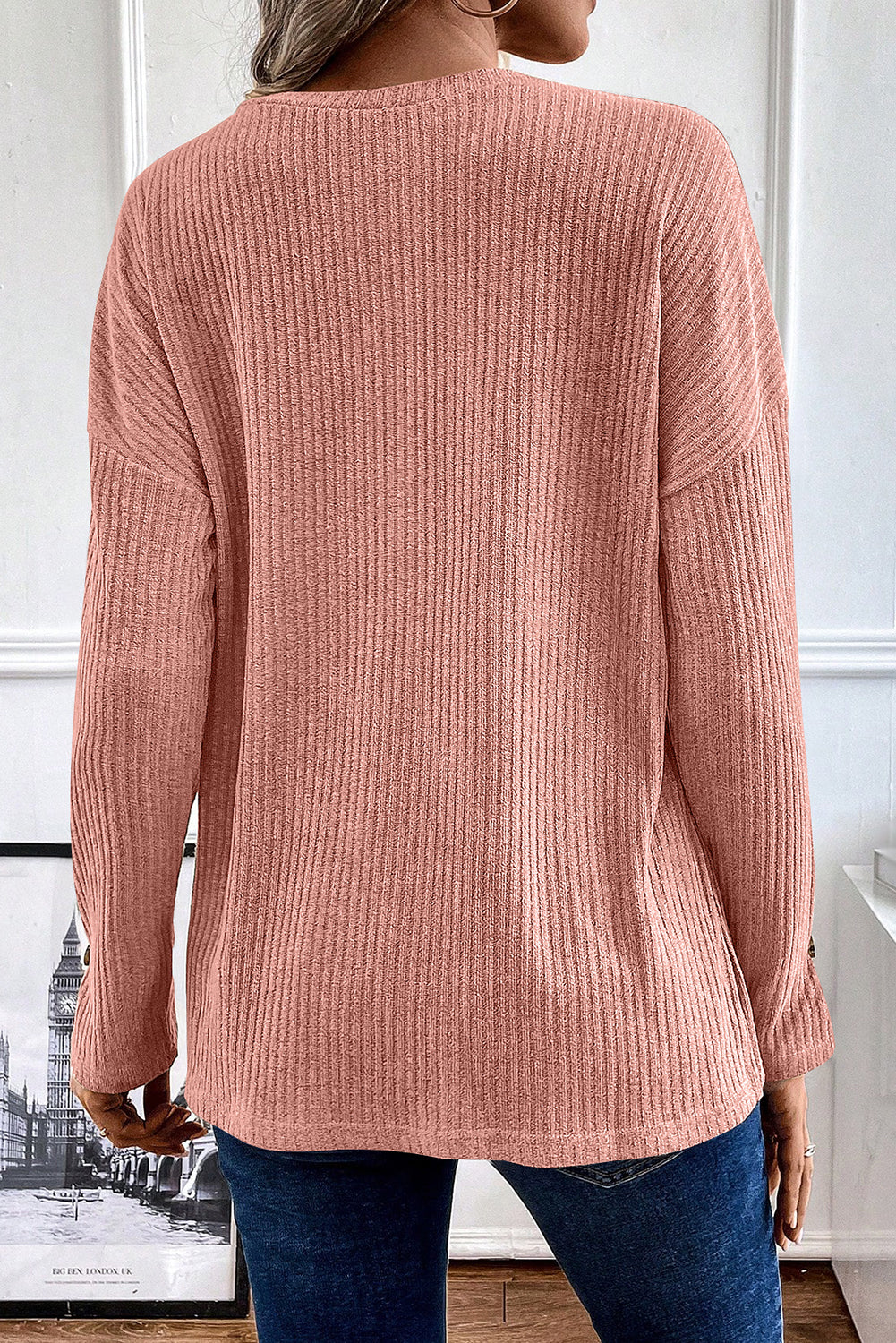 Ružičasto-smeđa pletena majica s rebrastom teksturom