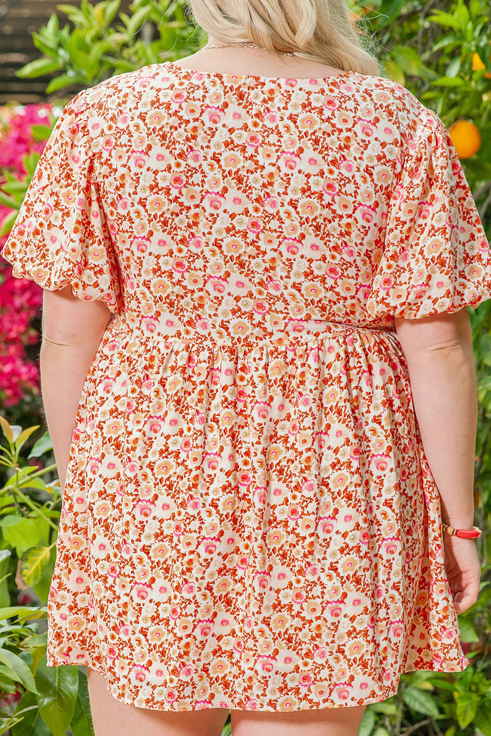 Višebojna haljina s puf rukavima i cvjetnim uzorkom veće veličine
