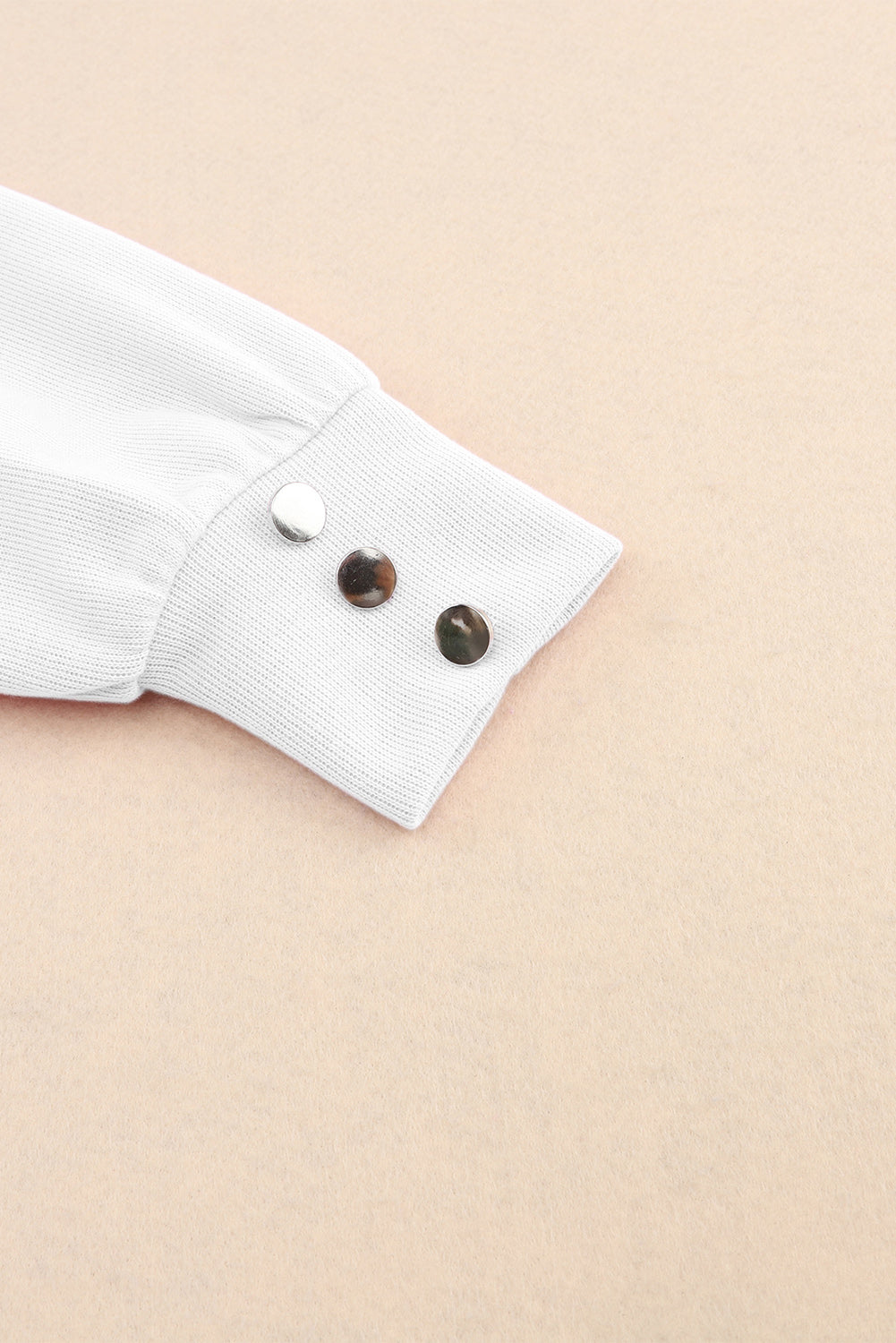 Bijela pletena bluza s manžetama s gumbima i V izrezom