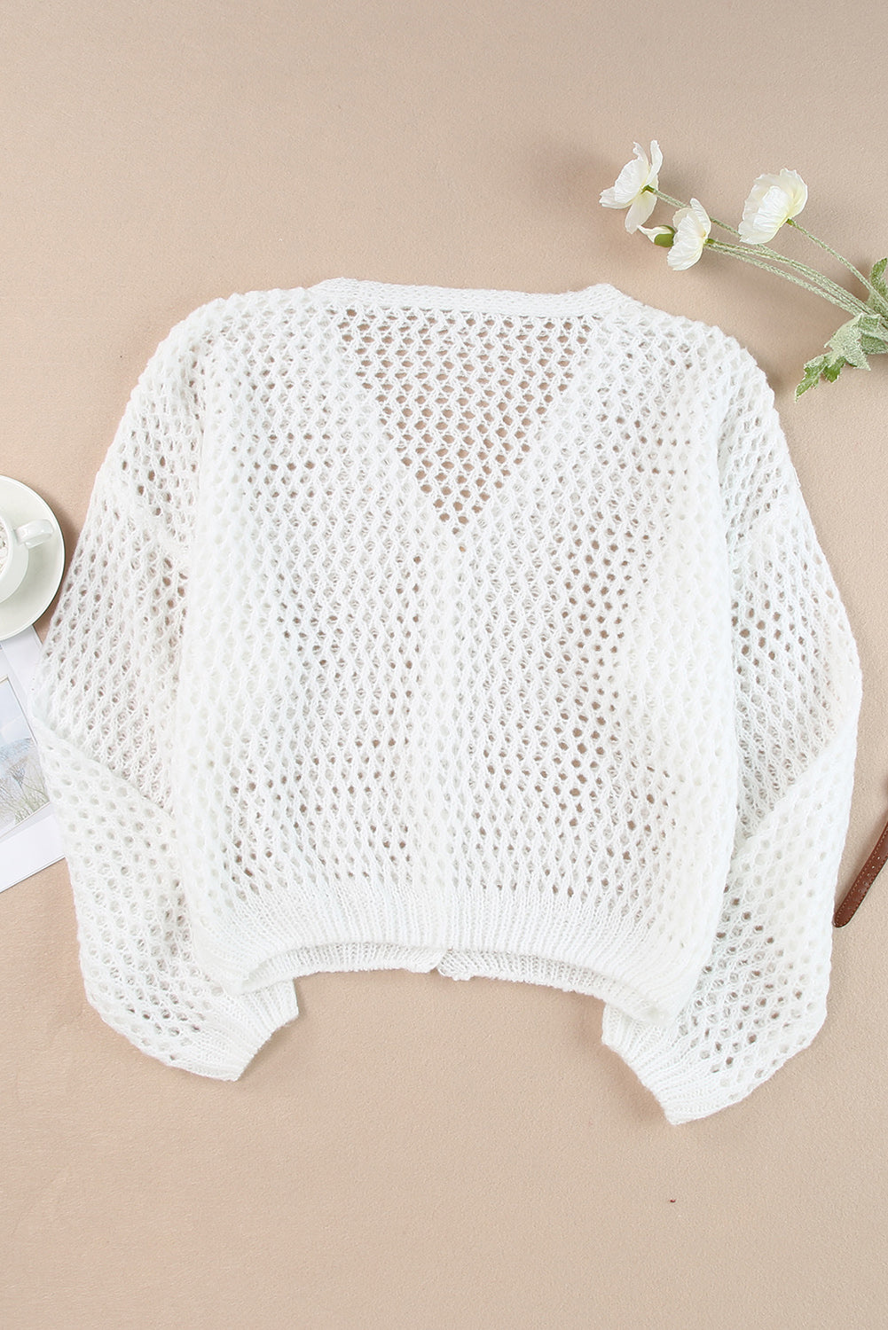 Bijeli džemper s izdubljenim pletenim dolman rukavima