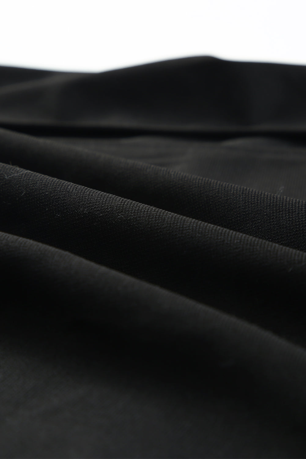Crna midi haljina s prorezom na naramenice s perjem obrubljenim naramenicama
