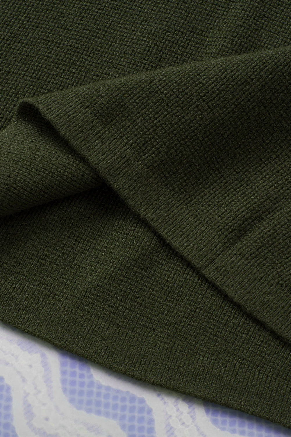 Jednobojni pleteni pulover s sivim prugama