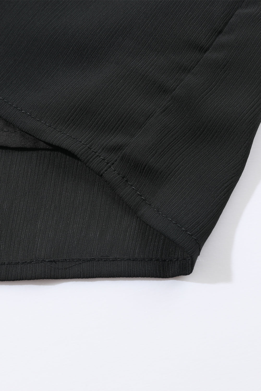 Crna bluza veće veličine s naborima i kopčanjem na ramenima
