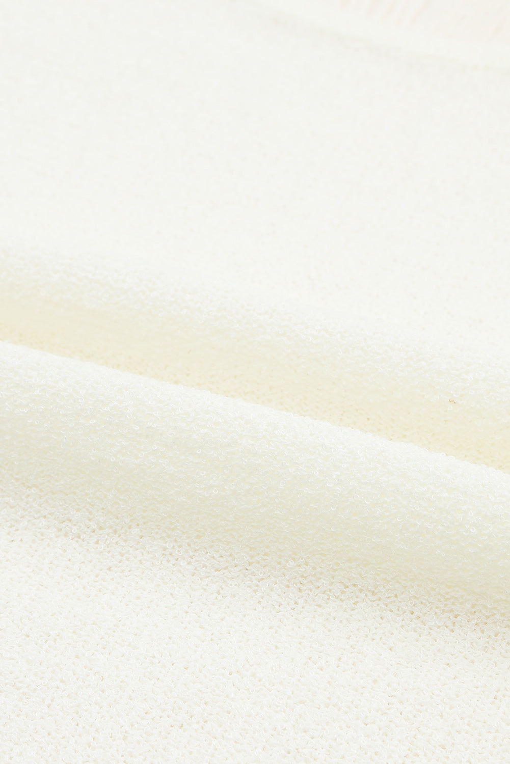 Bijeli opušteni džemper dugih rukava s izrezanim ramenima