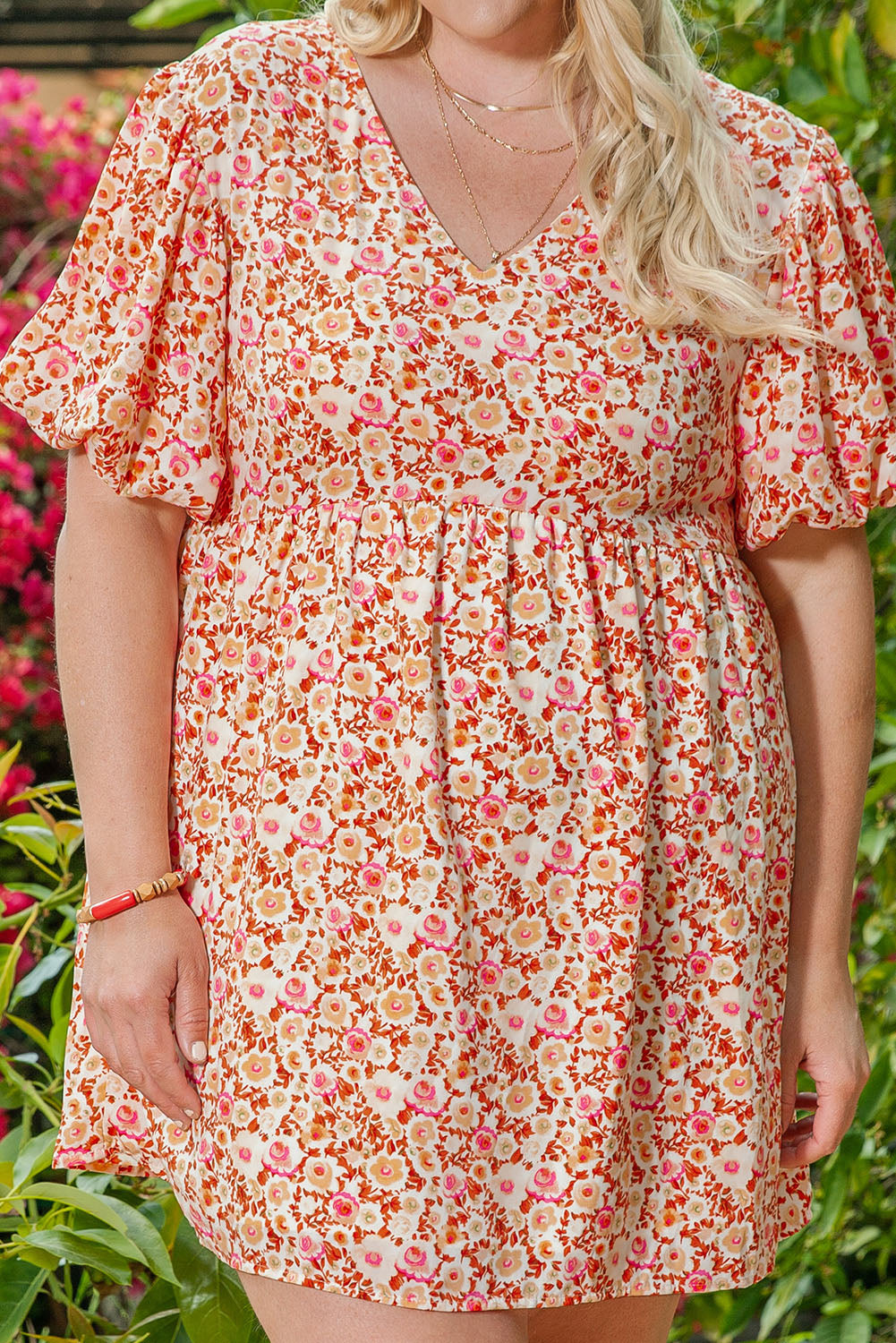 Višebojna haljina s puf rukavima i cvjetnim uzorkom veće veličine