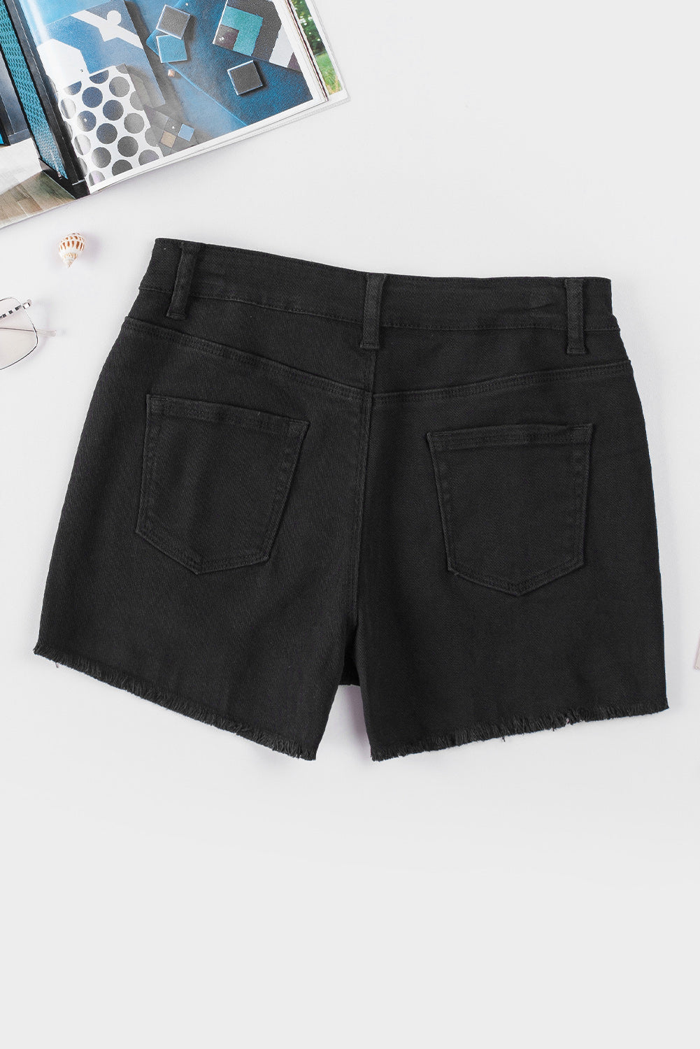 Jednobojne crne kratke traper hlače s oštećenim izgledom