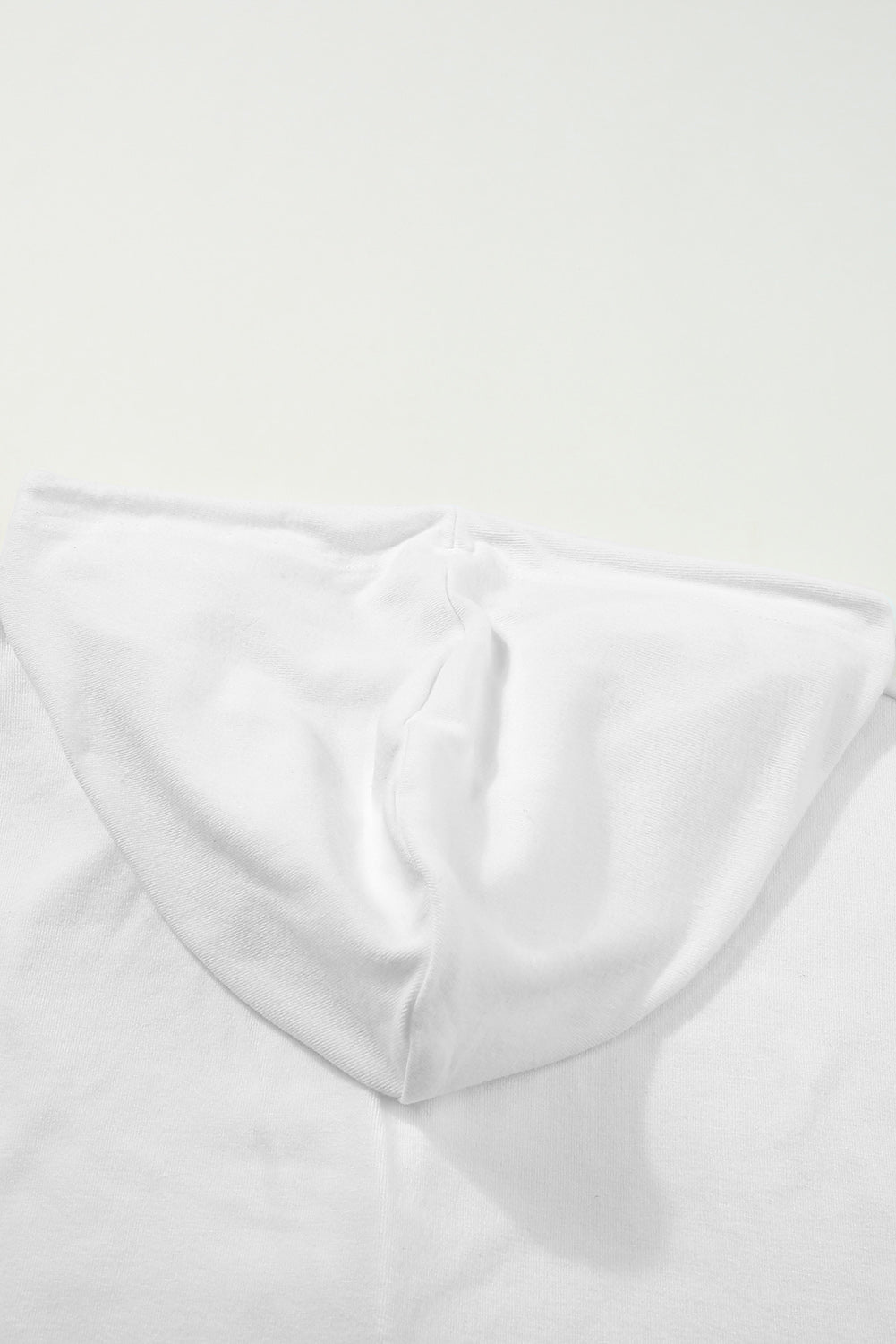 Bijela majica s kapuljačom s visokim i niskim porubom