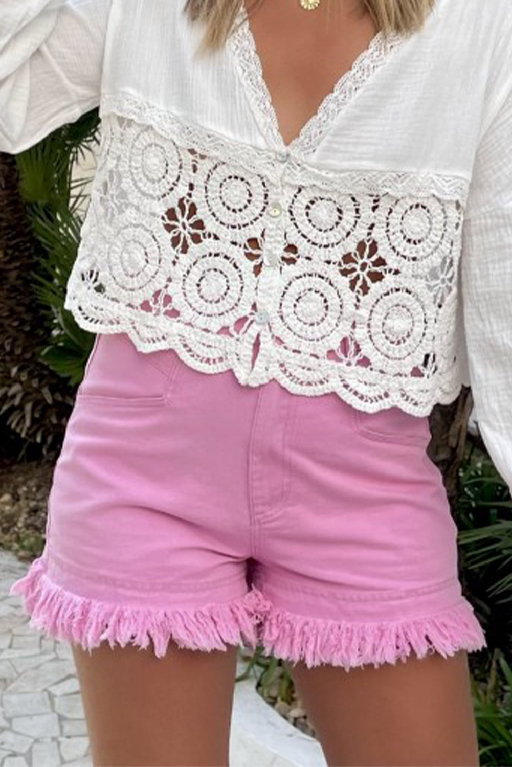 Kratke traper hlače srednjeg rasta s ružičastim pohabanim rubovima