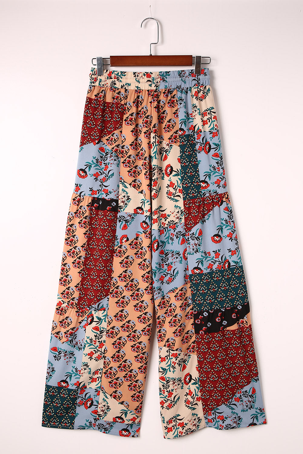 Široke nogavice s šarenim boho patchwork printom