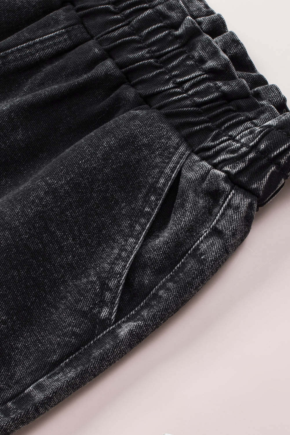 Crne retro kratke traper hlače visokog struka s naborima isprane u izbjeljivaču