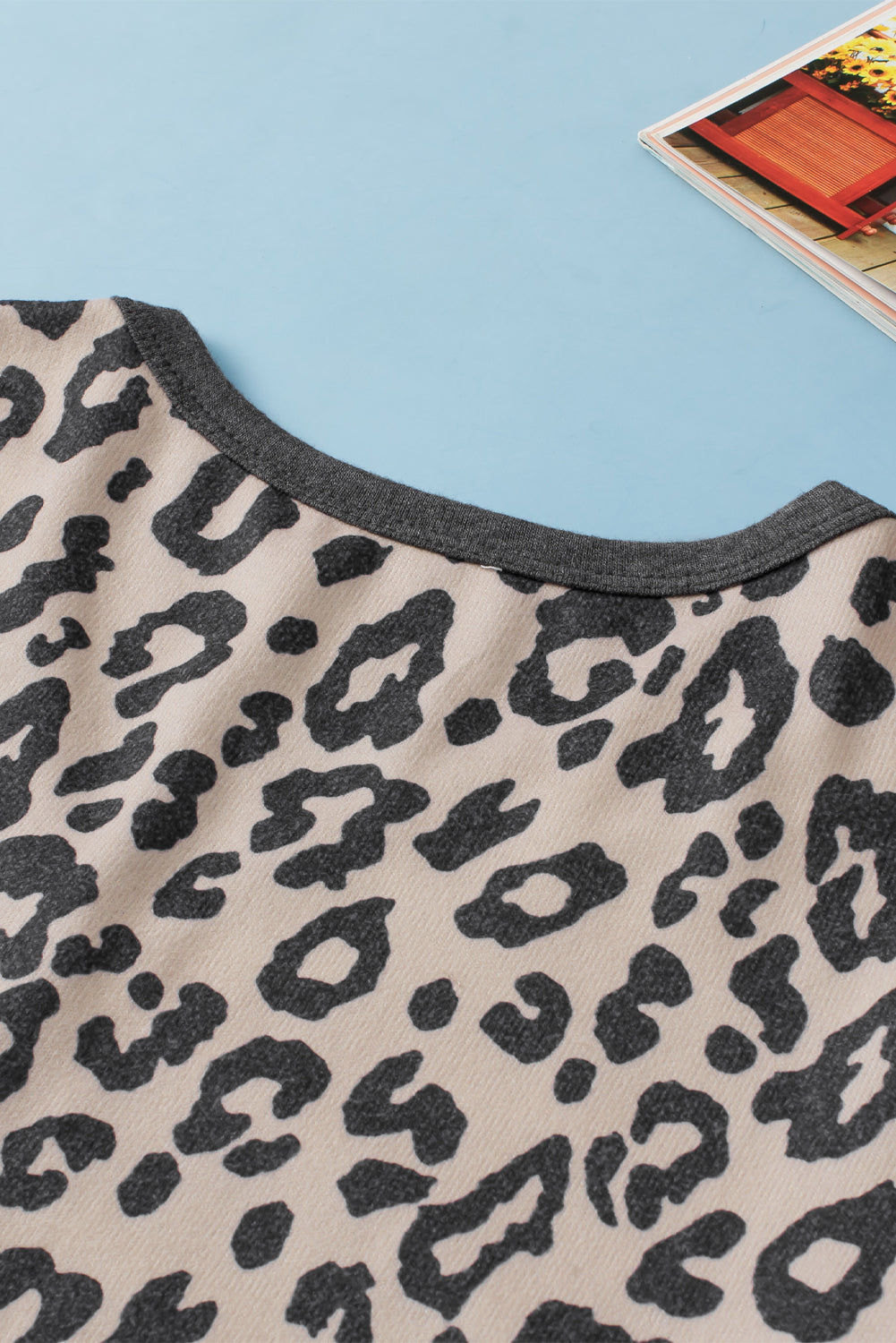 Višebojna majica s leopard gumbima s V izrezom i set kratkih hlačica s uzicom