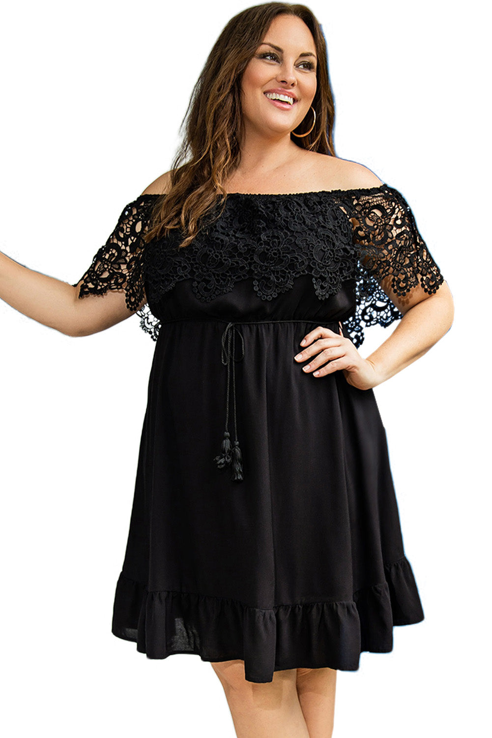 Crna haljina velikih veličina s otvorenim ramenima i čipkastim rukavima