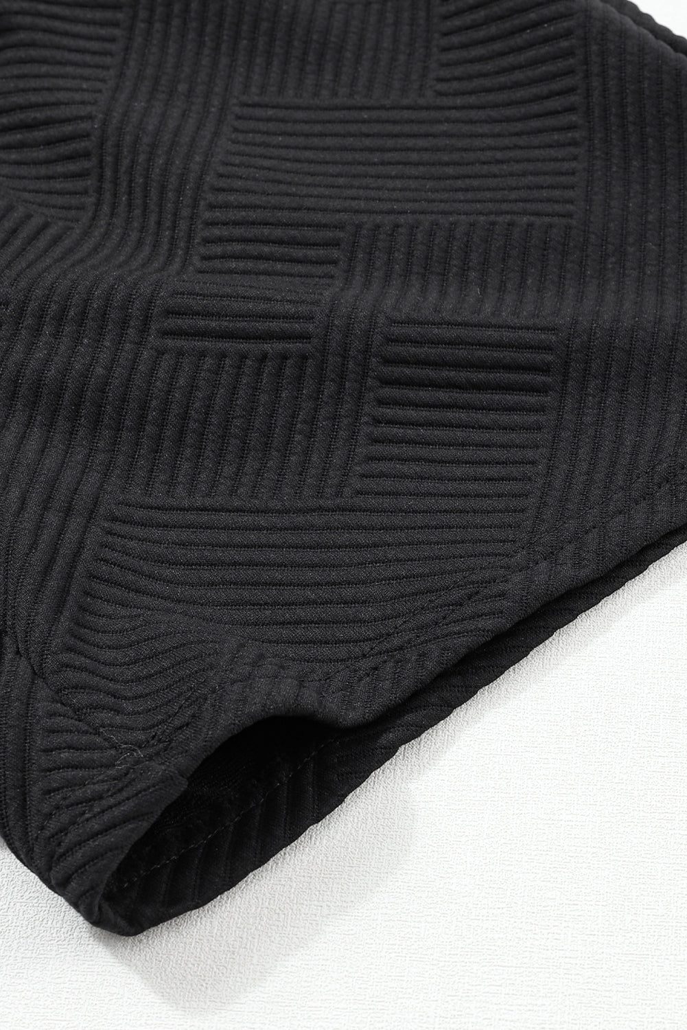 Crna teksturirana majica dugih rukava i kratki set s uzicom