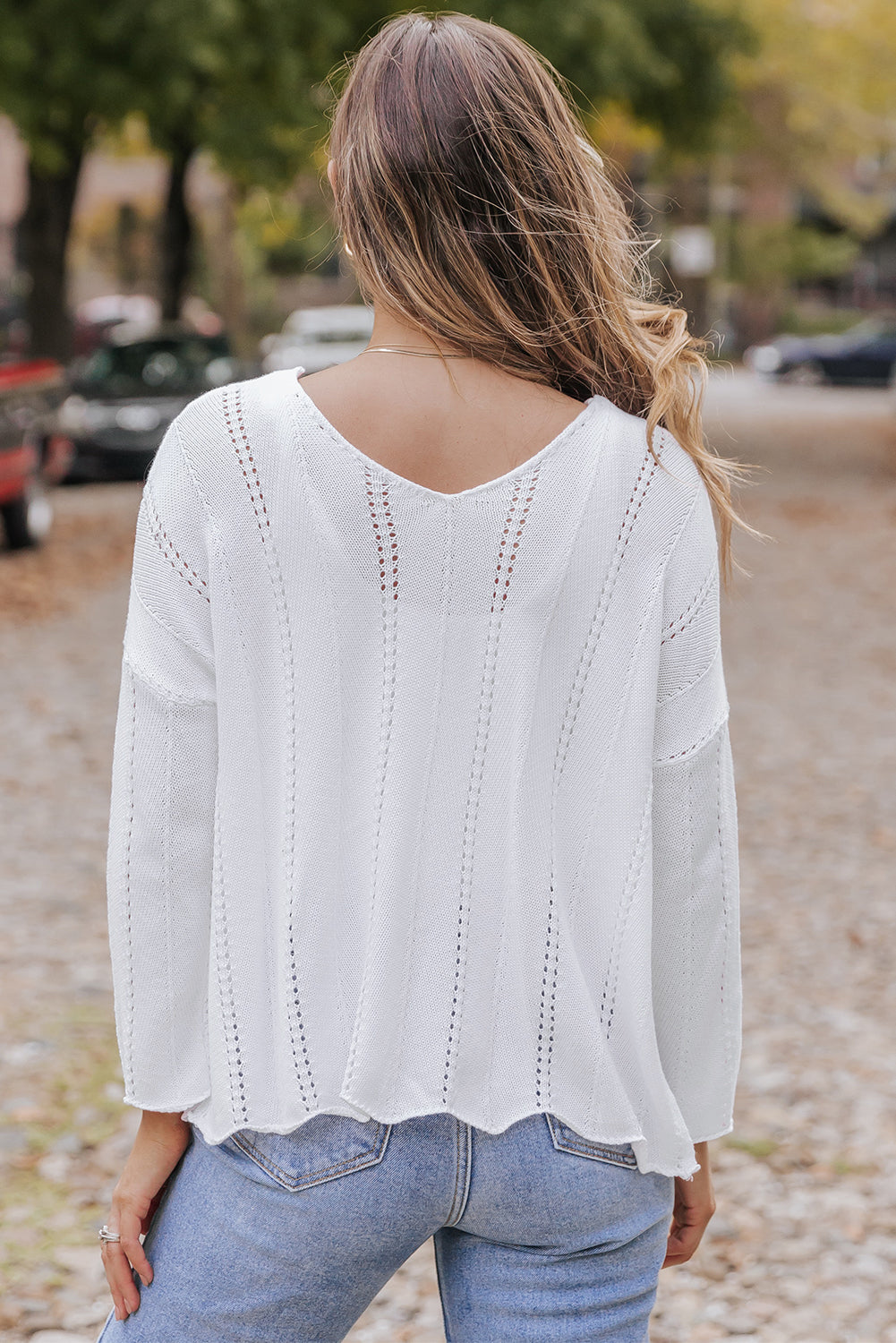 Pleteni široki džemper s V izrezom s bijelim udubljenim detaljima