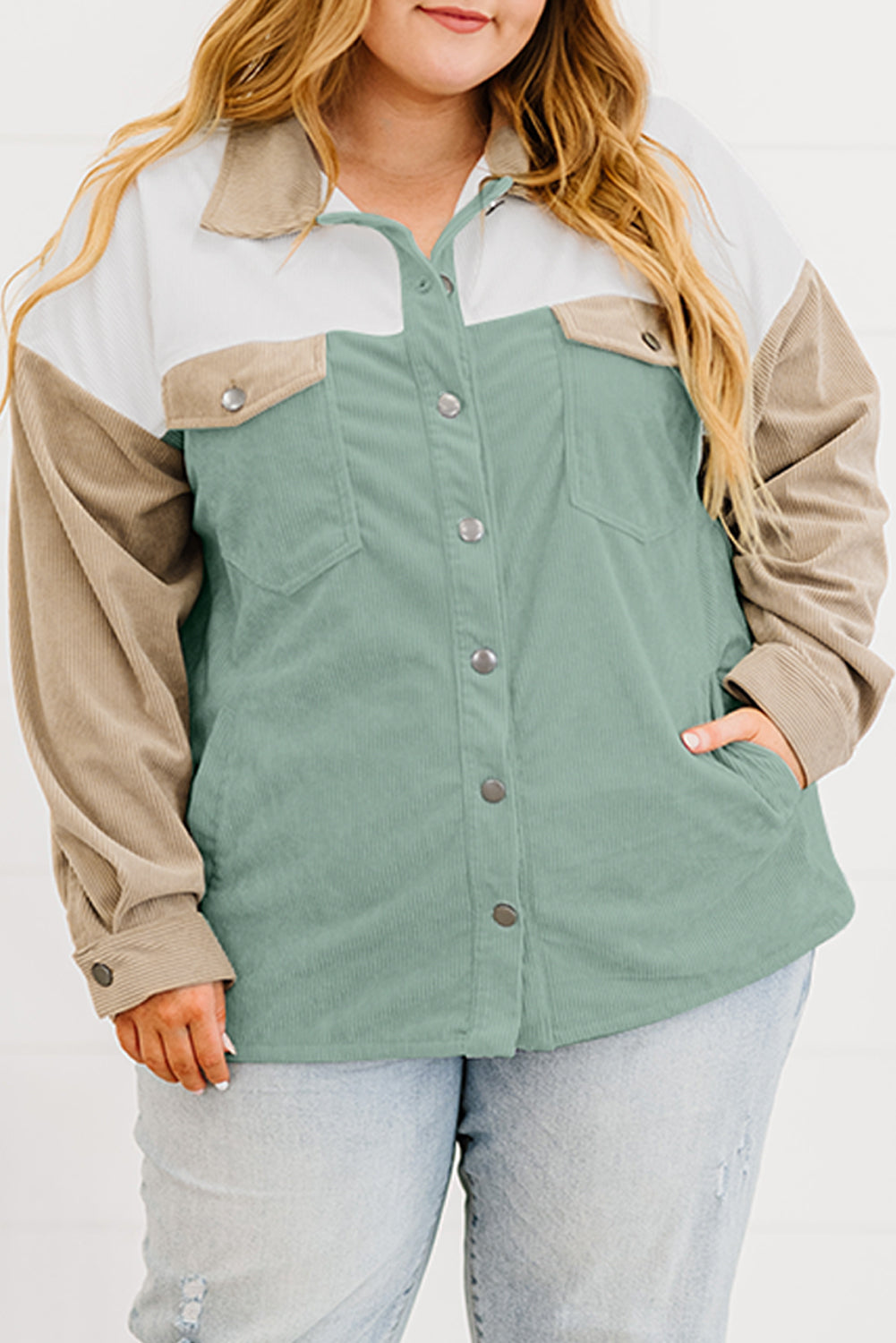 Višebojna jakna veće veličine s džepnim samtom s kopčanjem i bojama