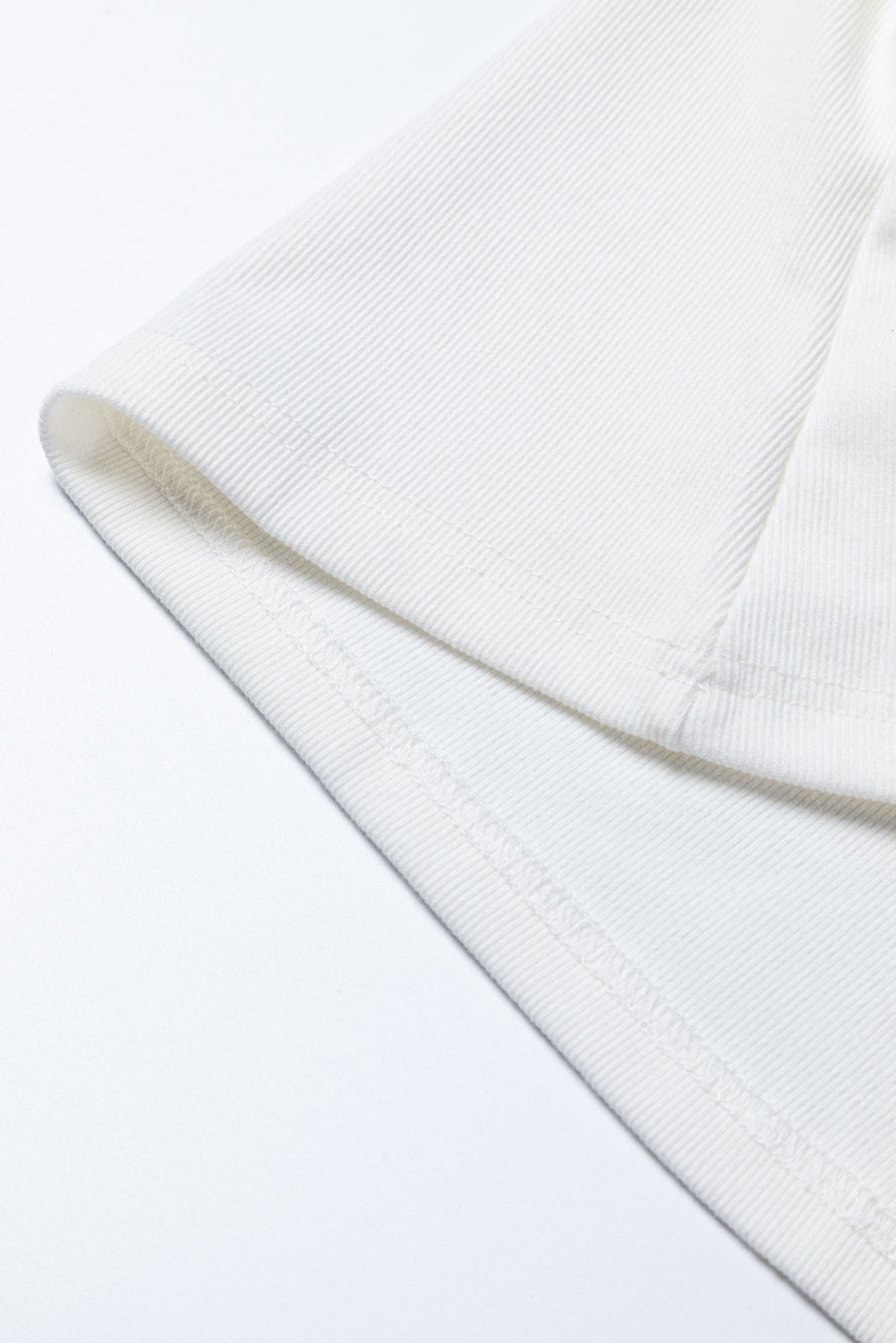 Rebrasta majica dugih rukava s bijelim bisernim ukrasom od patchwork tkanine
