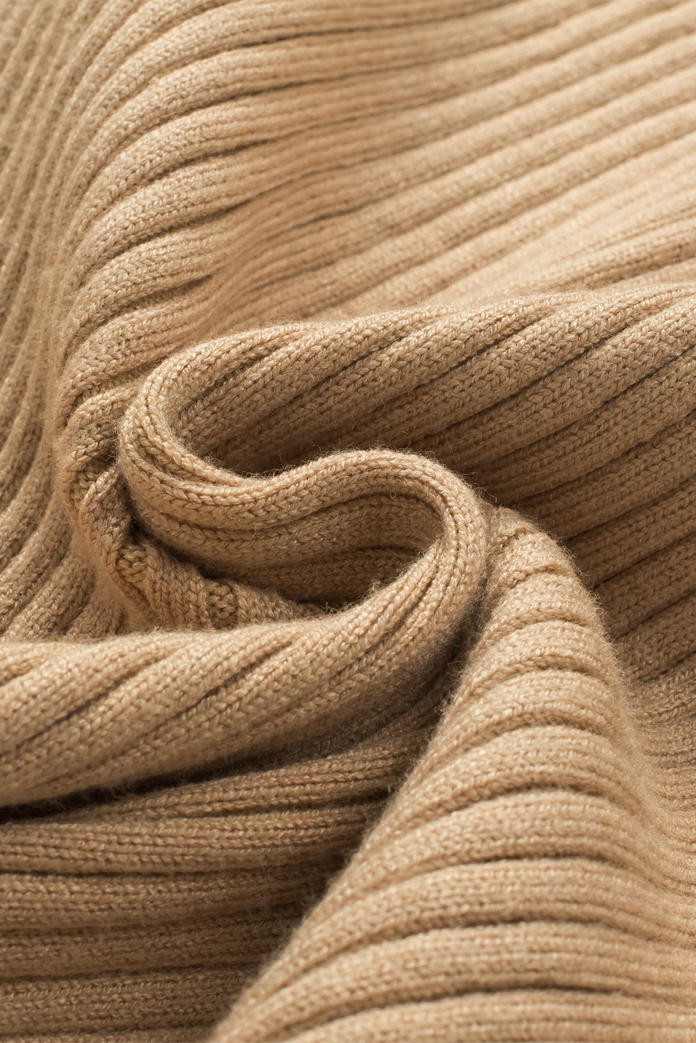 Rebrasti pleteni pulover s okruglim izrezom boje marelice