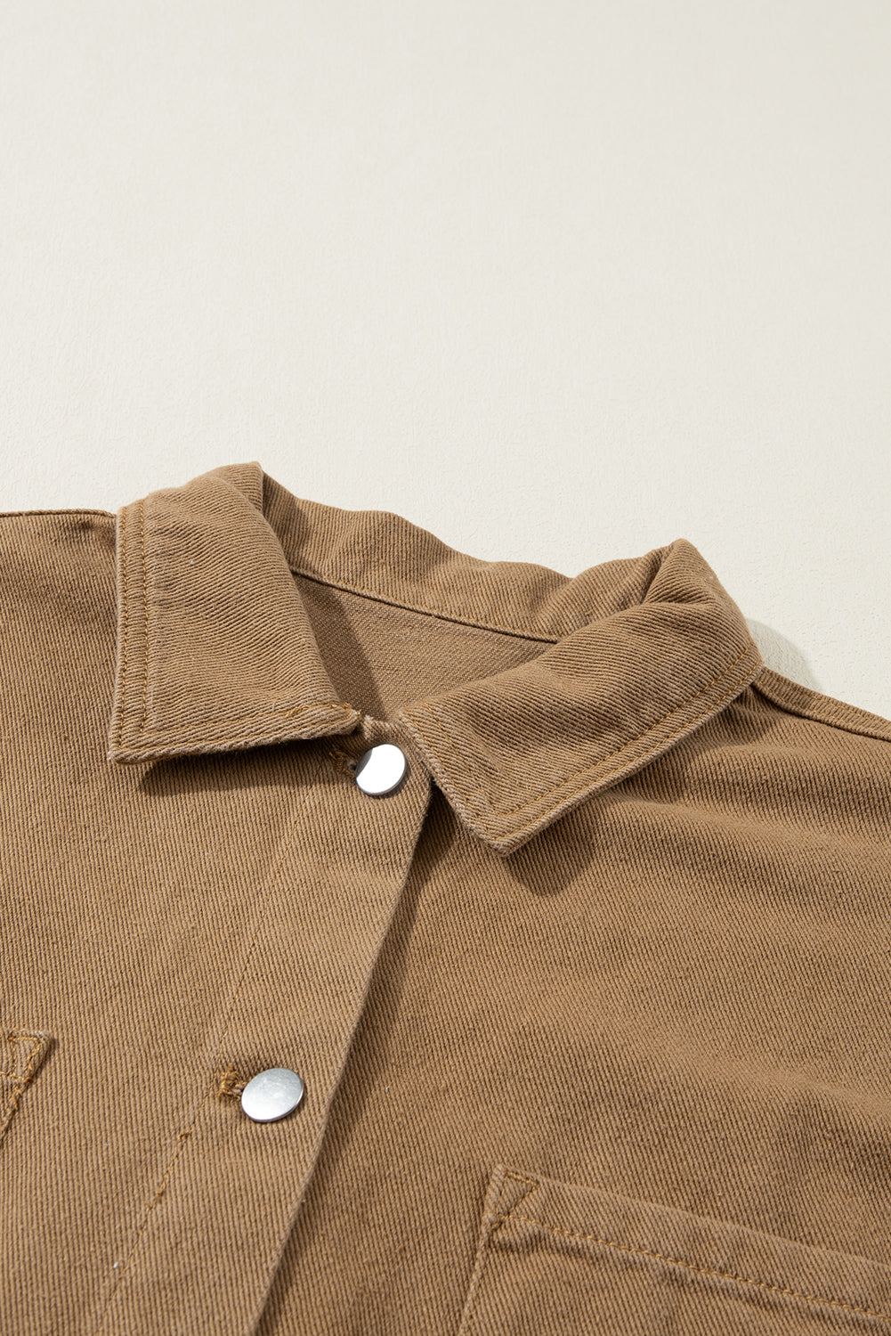 Traper jakna s teksturiranim pletenim rukavima i patchwork sirovim porubom