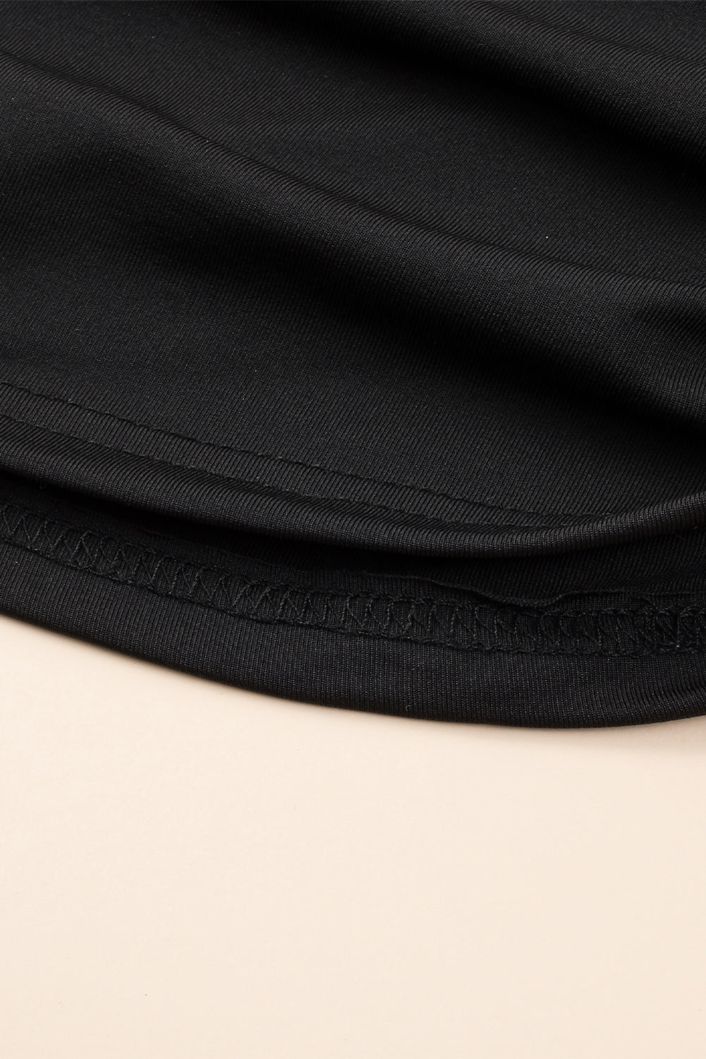 Crna mrežasta majica dugih rukava s visokim ovratnikom i naborima