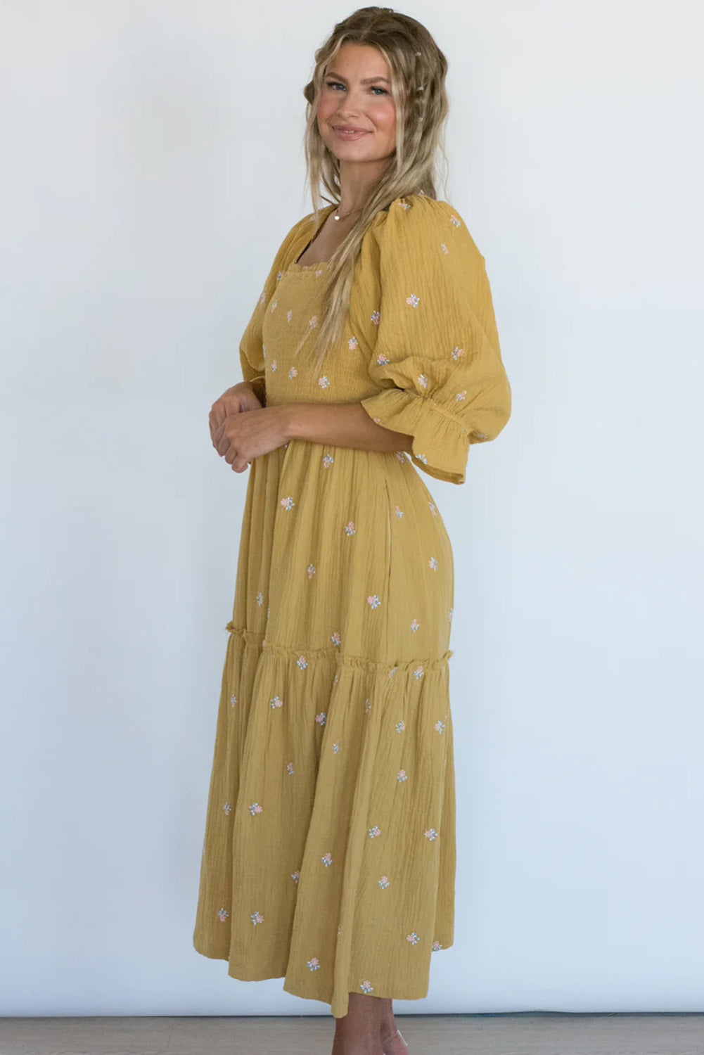 Boho midi haljina s narukvicom s naborima i otisnutim žutim teksturama