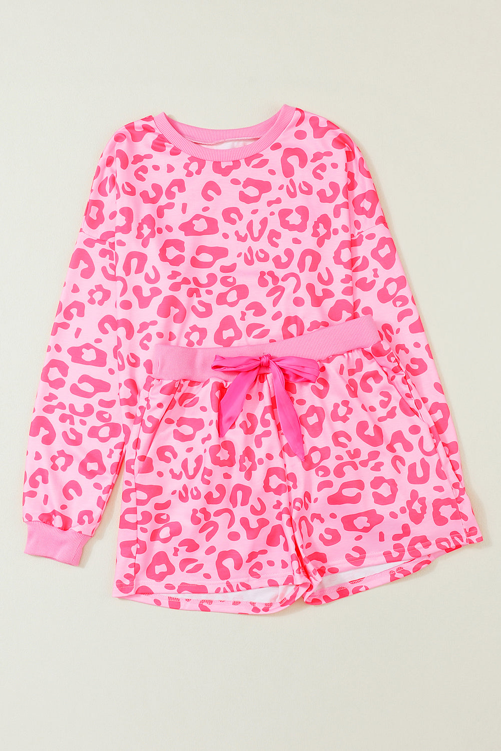 Komplet dvodijelnih satenskih kratkih hlača s ružičastim leopard dugim rukavima i kravatom