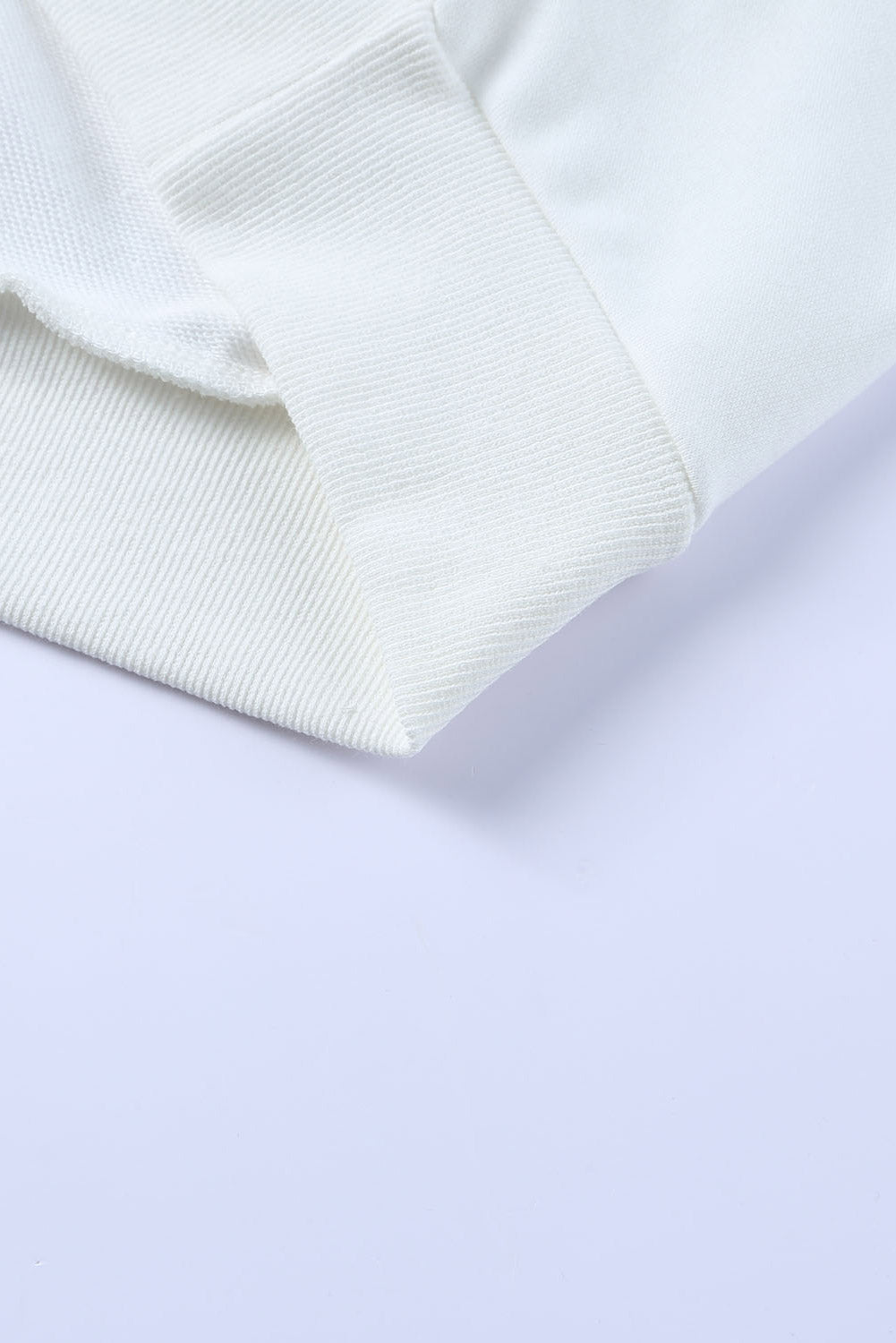 Bijela jednobojna poderana majica s kapuljačom i klokaničkim džepom