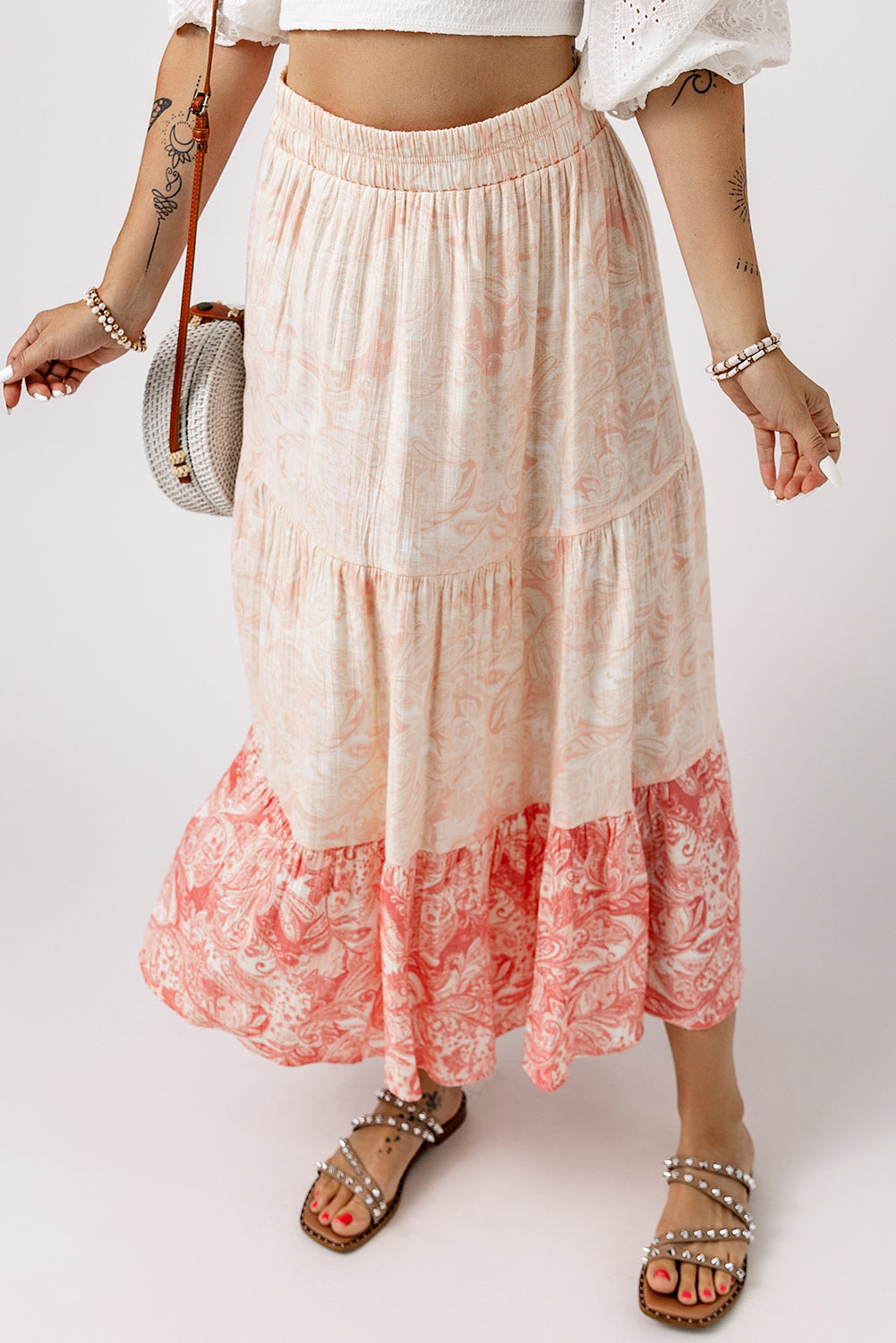 Ružičasta maksi suknja s naboranim porubom s cvjetnim uzorkom