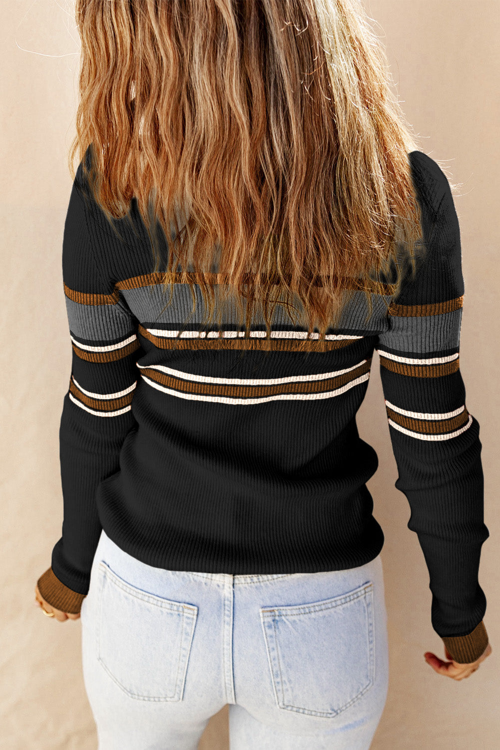 Crni rebrasti pleteni pulover s detaljima na pruge