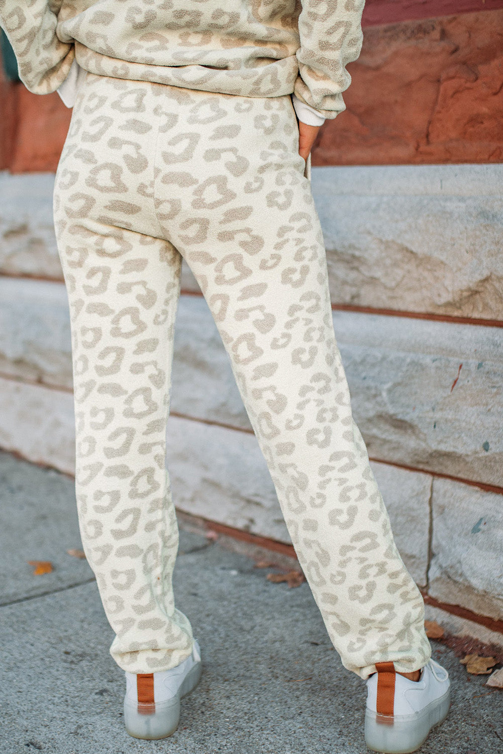 Bijeli leopard pulover i salonski set hlača s uzicom