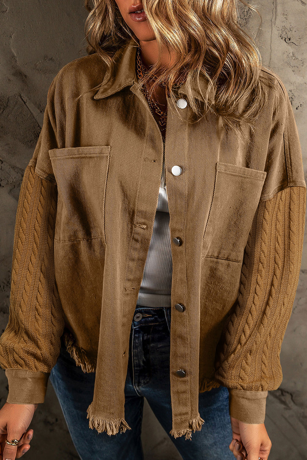 Traper jakna s teksturiranim pletenim rukavima i patchwork sirovim porubom