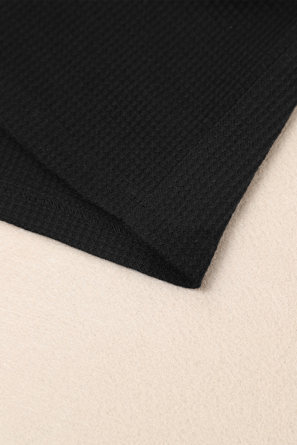 Crna pletena majica s puf rukavima i širokim izrezom
