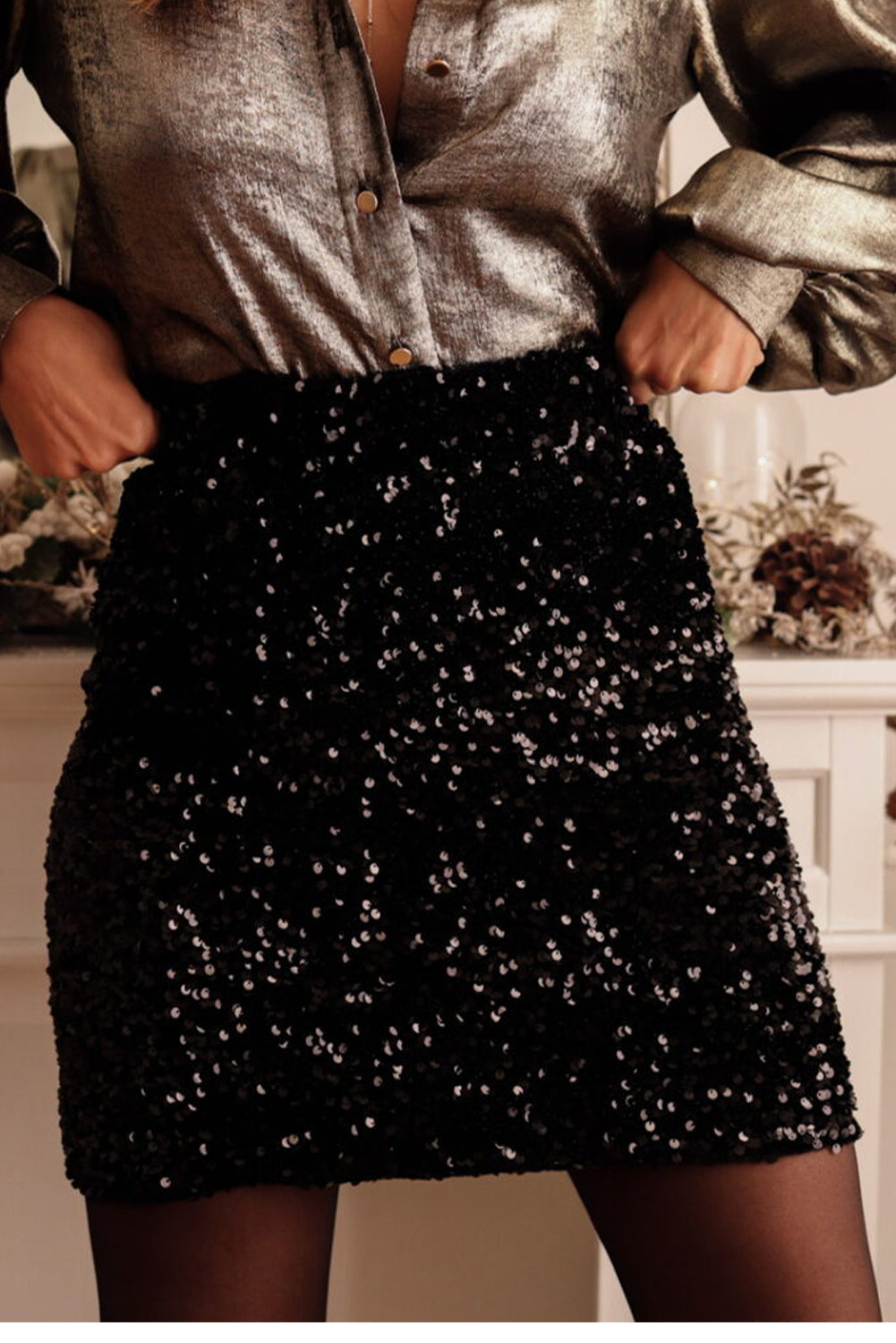 Crna mini suknja uz šljokice