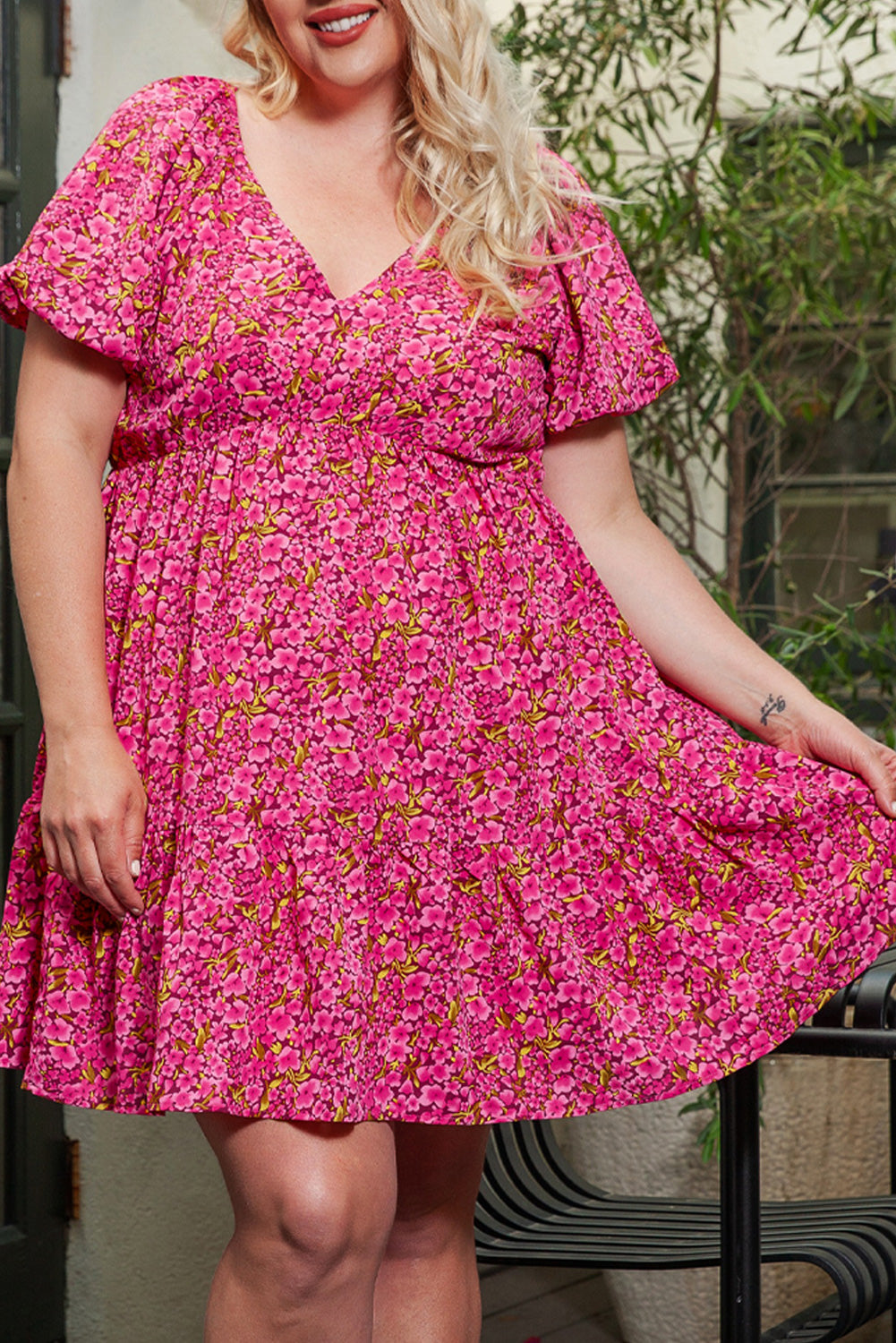 Babydoll haljina velike veličine s cvjetnim V izrezom