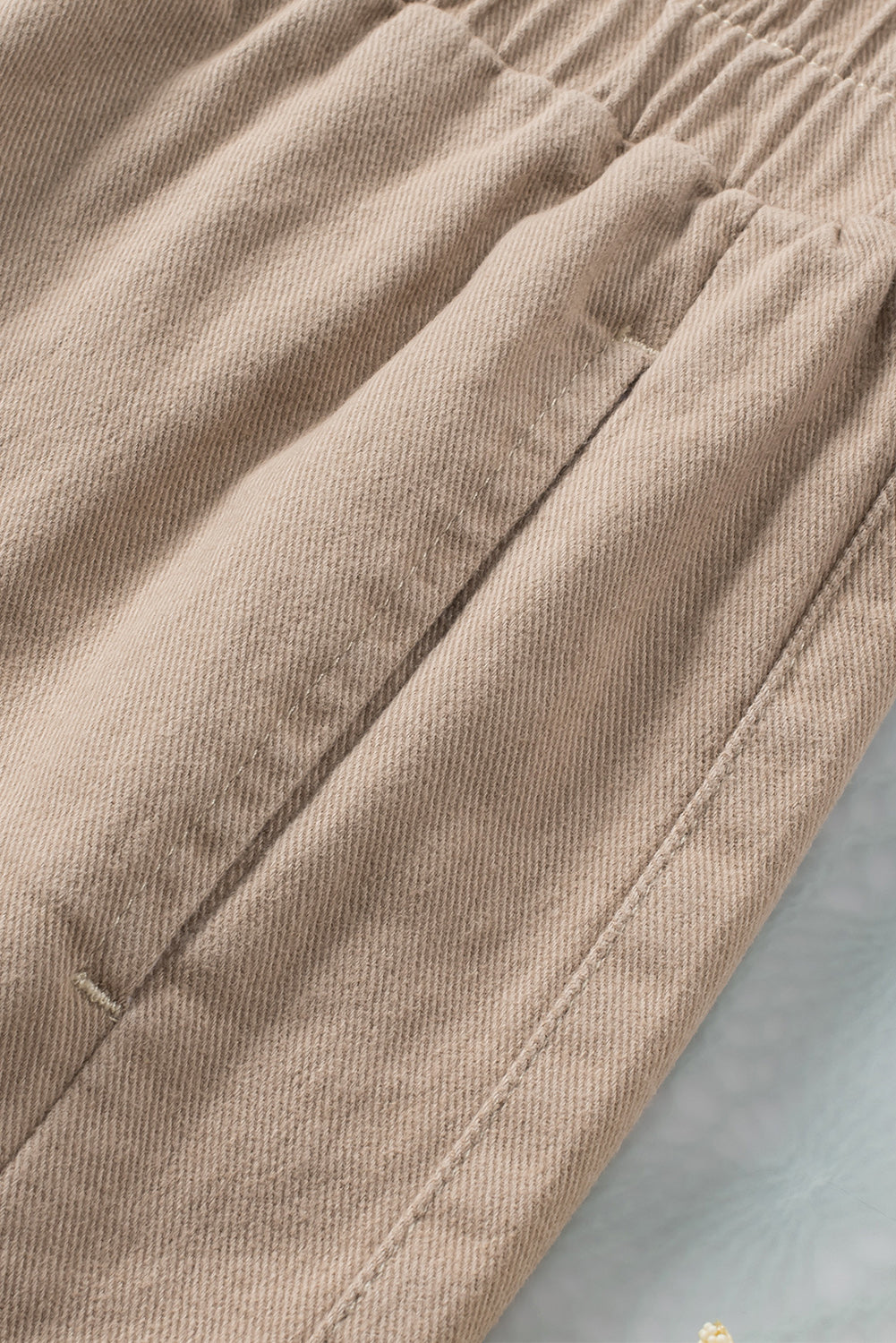 Ležerne kratke hlače s elastičnim visokim strukom kaki boje