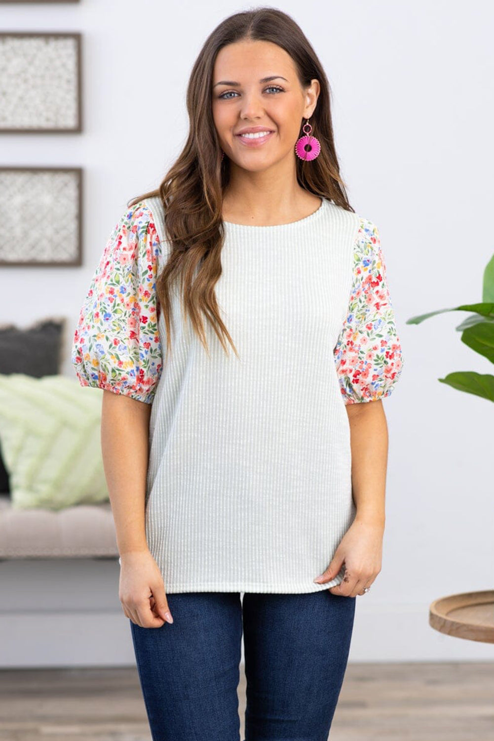 Bijela kontrastna rebrasta bluza veće veličine s puf rukavima s cvjetnim motivima