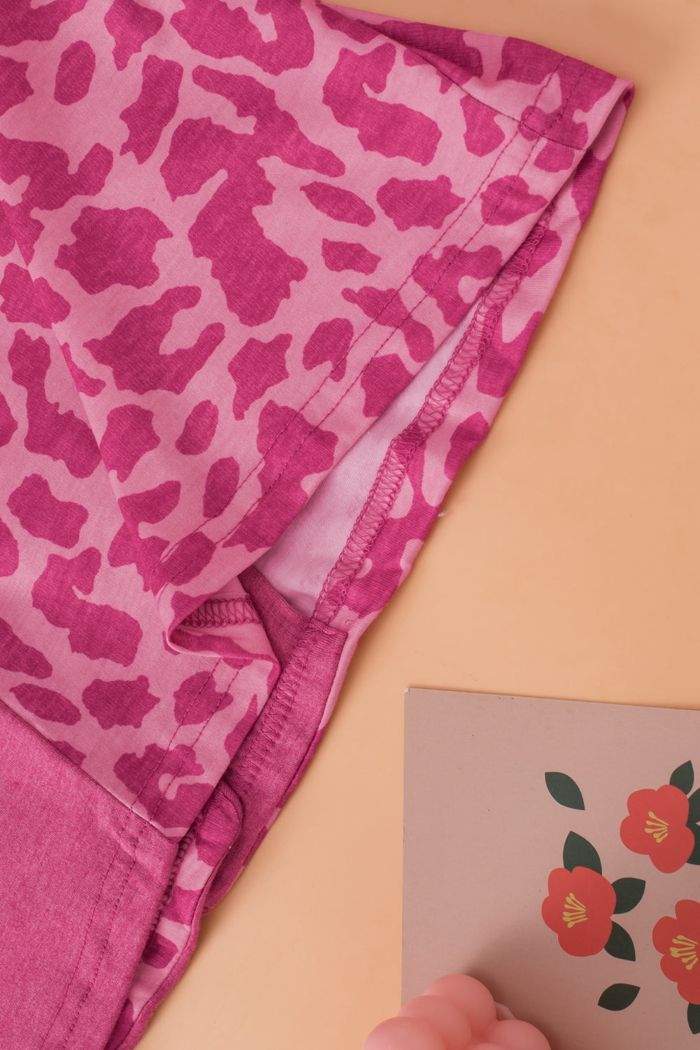 Set dugačke pidžame s kontrastnim džepovima Rose Leopard