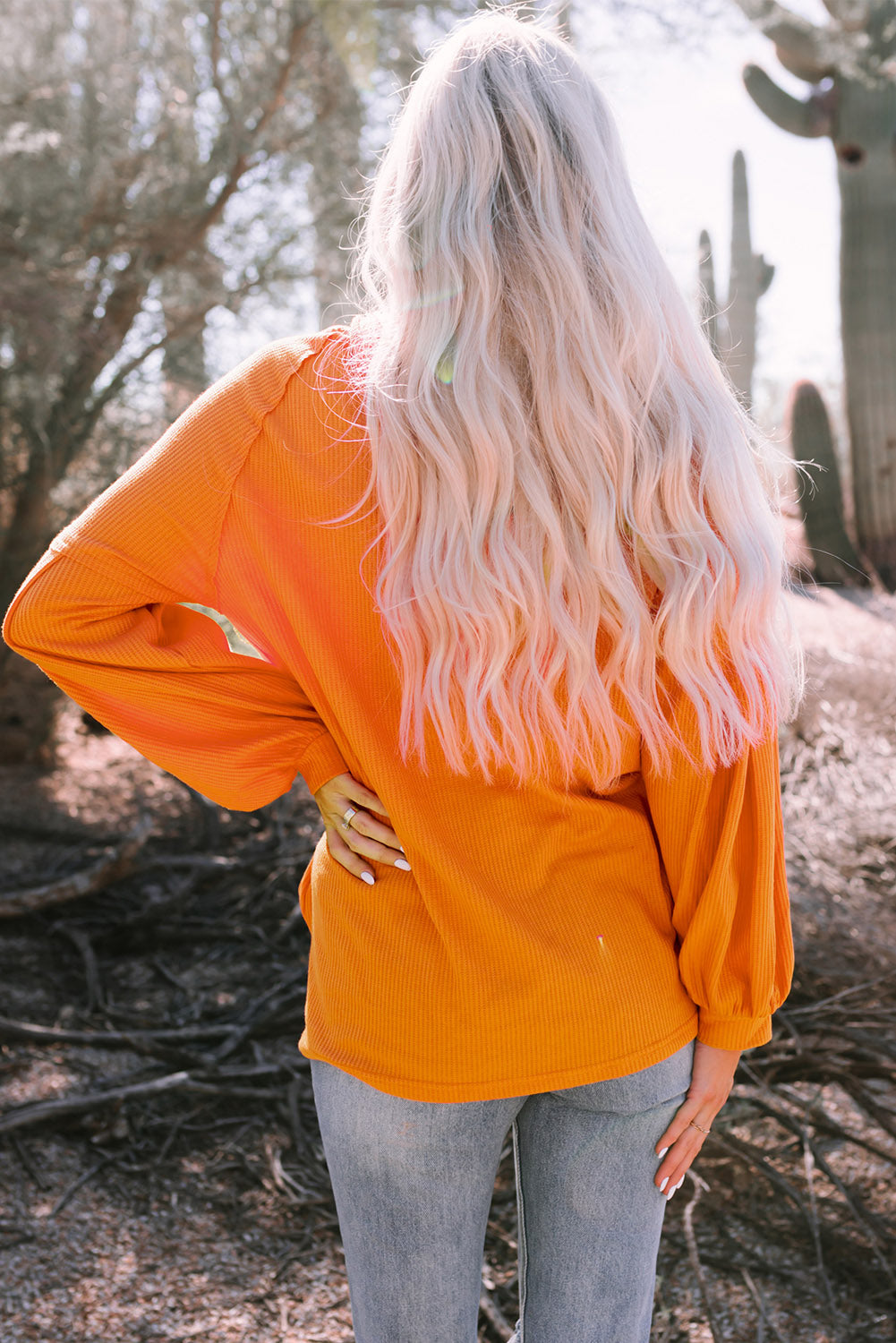 Narančasta pletena majica s V izrezom i spuštenim ramenima