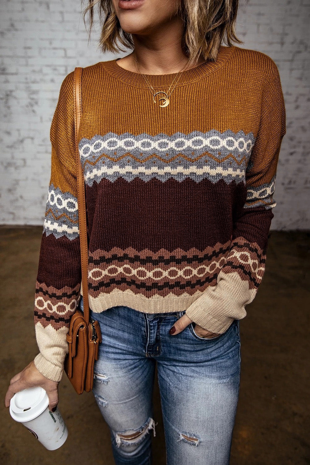 Smeđi pleteni džemper s okruglim izrezom s printom