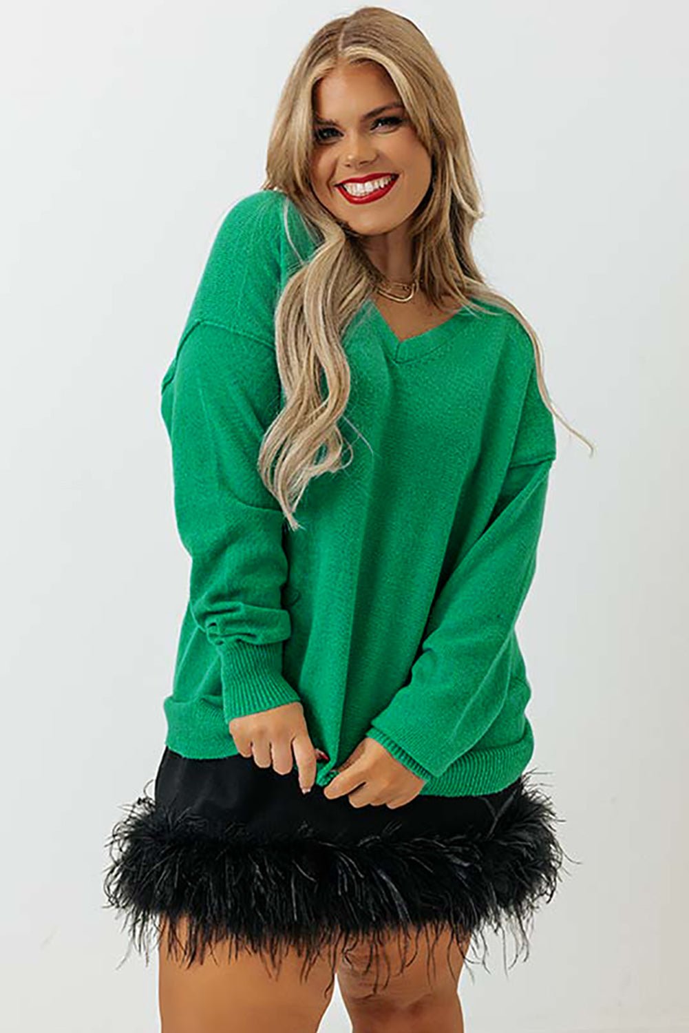 Zeleni pulover s V izrezom spuštenih ramena veće veličine