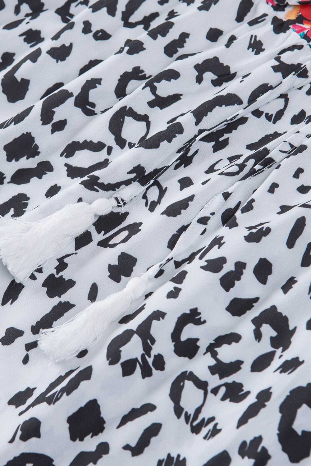 Blouse nouée à pampilles et imprimé léopard mélangé